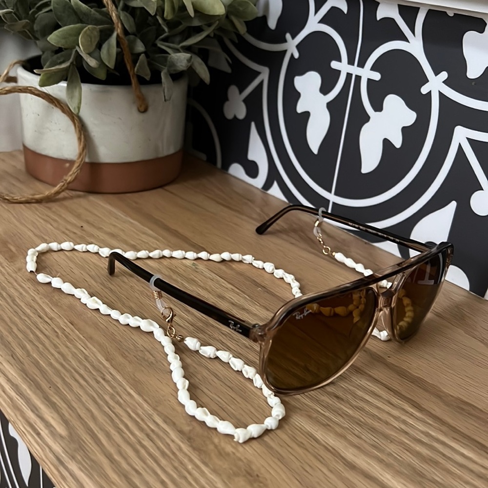 Shell eyewear holder